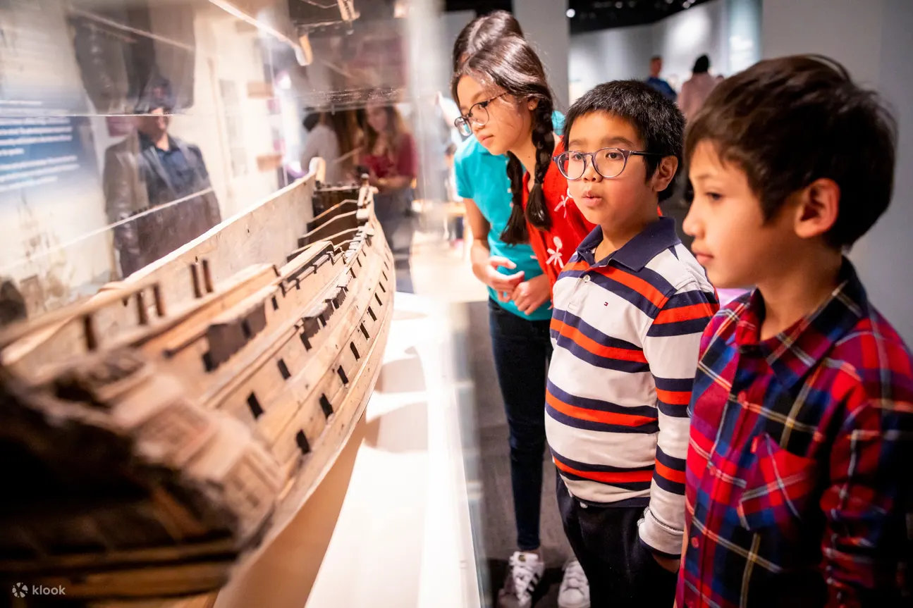 Children looking at ships