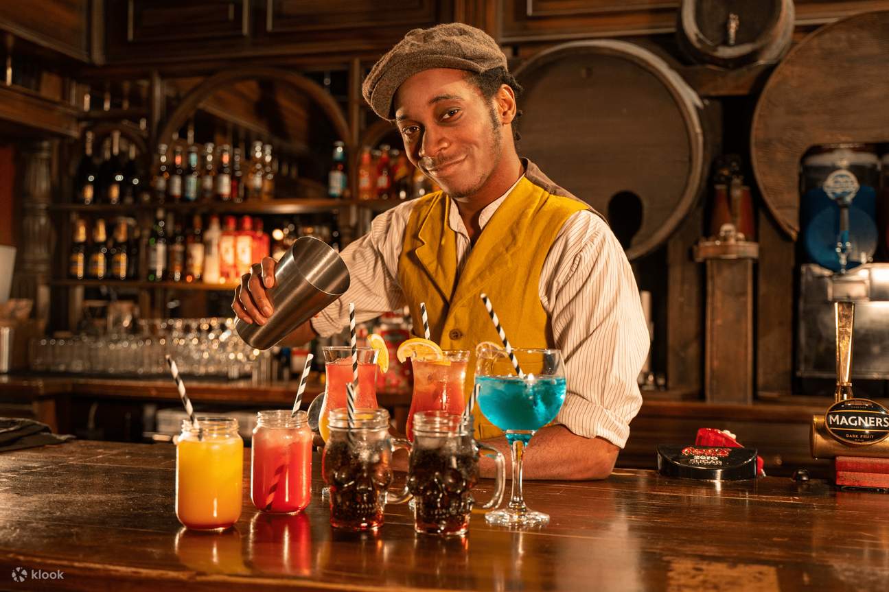 酒場でのプレミアムカクテルまたはモクテル