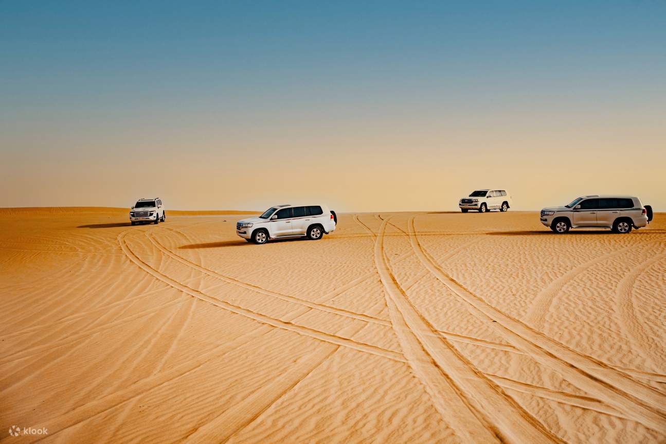Pengalaman safari padang pasir dengan menaiki Jeep