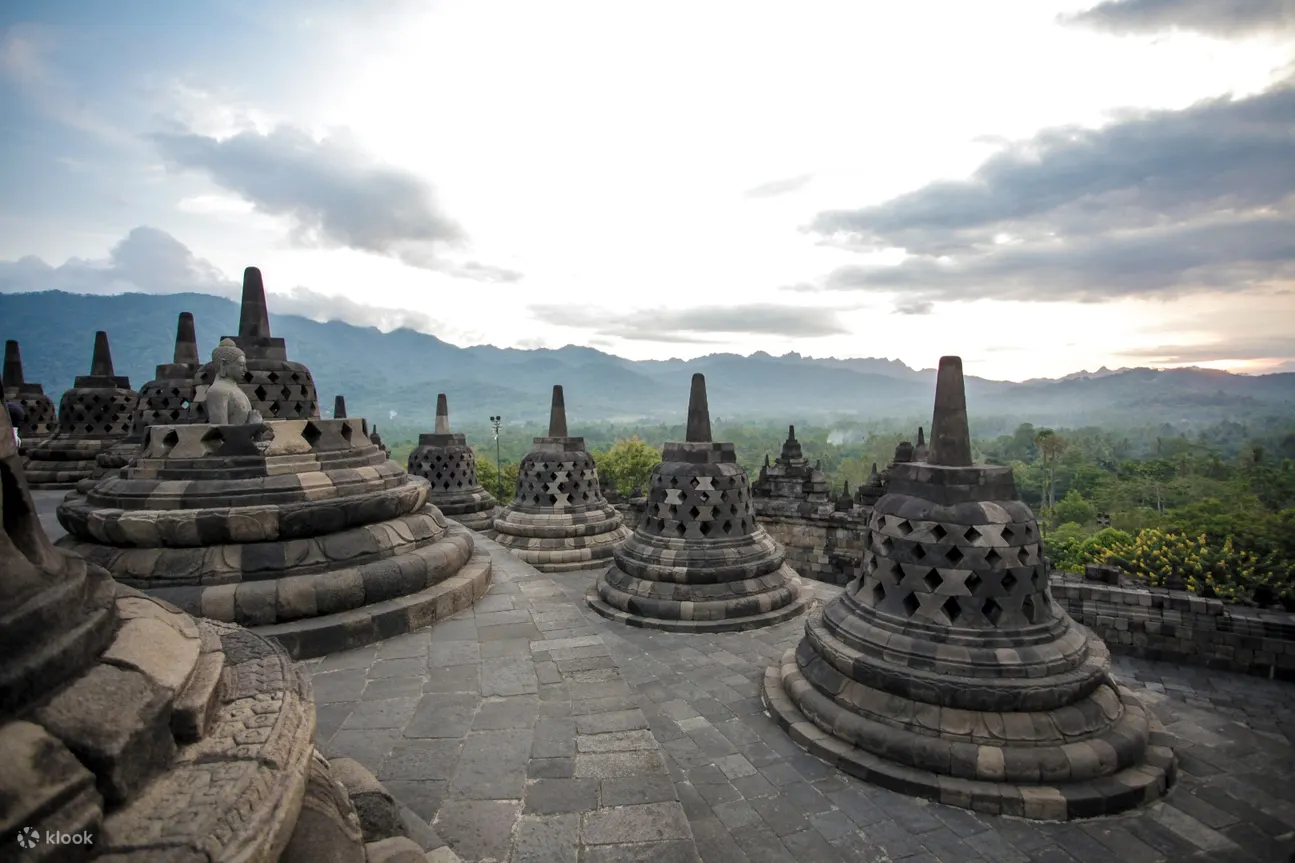 婆罗浮屠寺的佛像、建筑和附近森林的景色