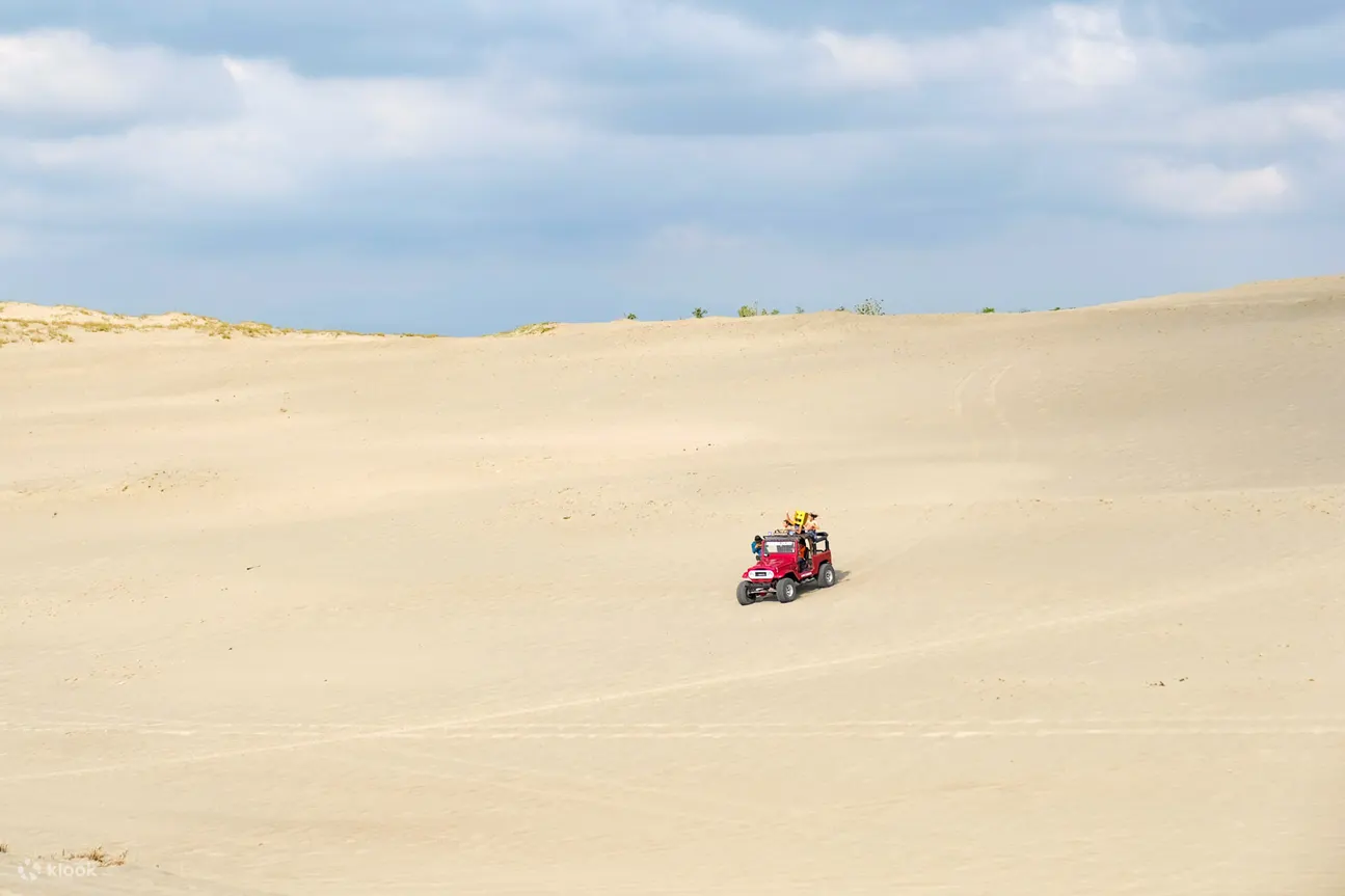炮威沙丘中的 4x4 吉普车