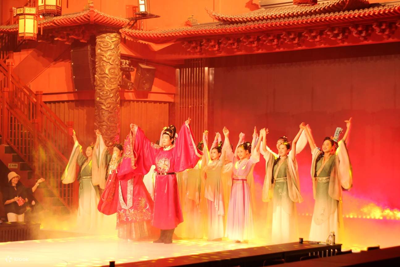 席の間には、地域や歴史に関連した文化解説が挟まれ、例えば、ある料理と古い民俗の関連性、背景にある歴史的逸話などが紹介されます。食事客は味わいながら文化を理解し、千年もの間受け継がれてきた文化の脈絡を感じ取ることができます。