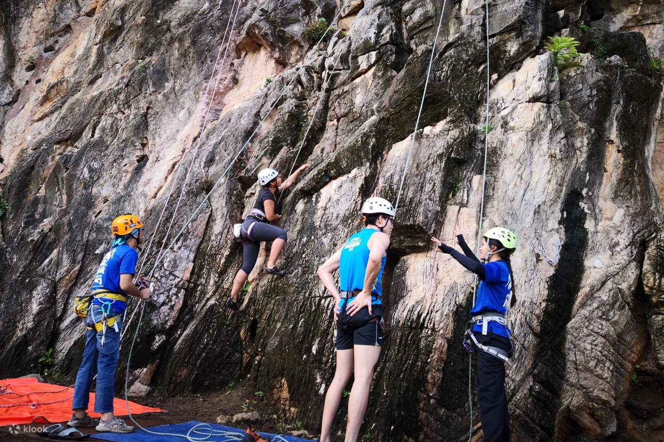 groupe de personnes faisant de l'escalade