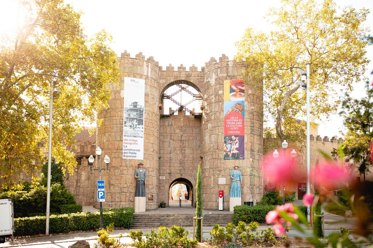 Erkunden Sie die charmanten Gassen des Poble Espanyol mit Kunsthandwerksläden, Galerien, Restaurants und kulturellen Ausstellungen