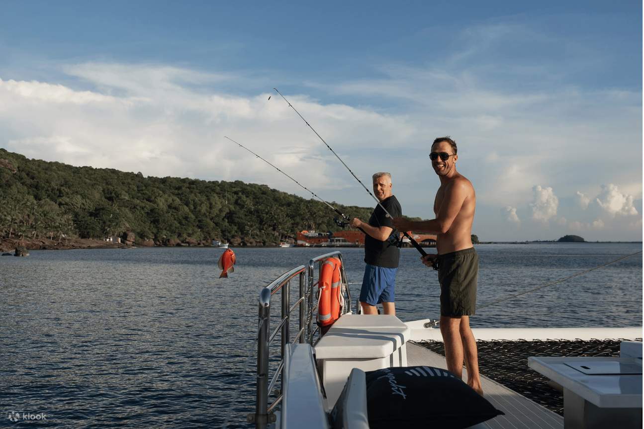 Lawatan Yatch Mewah Matahari Terbenam dengan Parti Makan Malam BBQ di Nha Trang