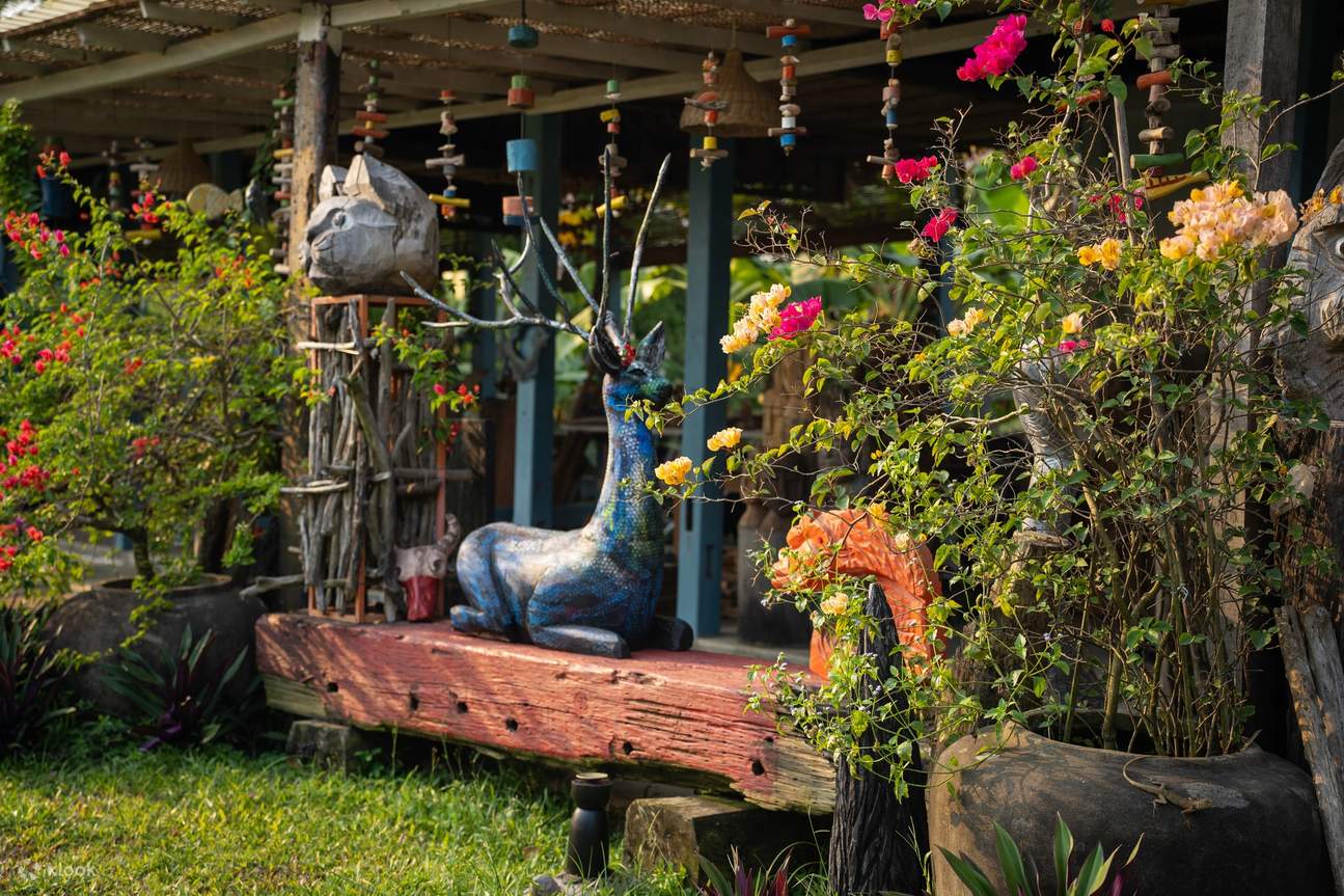 Bengkel Seni Ukiran Kayu di Cui Lu Village di Hoi An