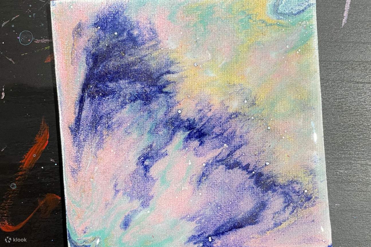 workshop melukis dengan teknik acrylic pour di atas kanvas