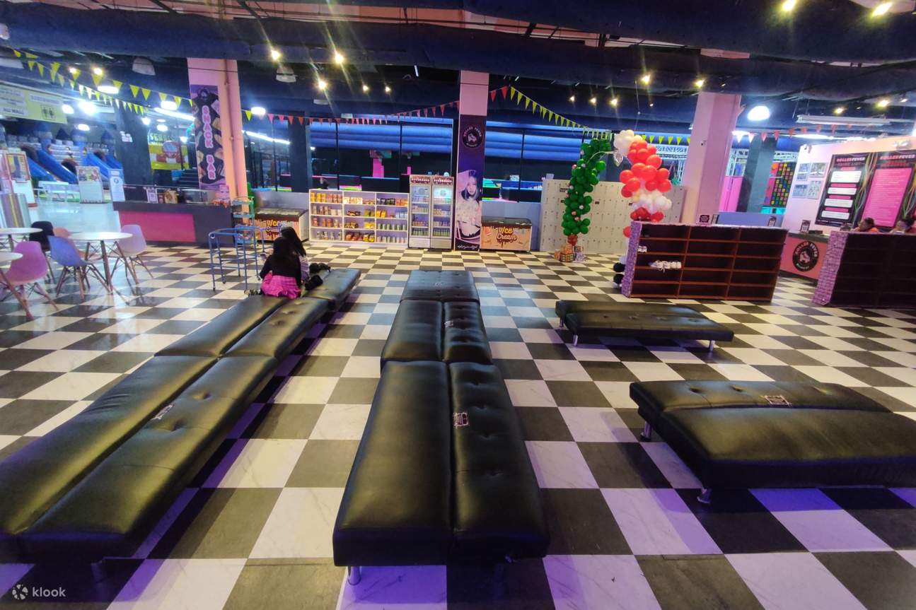 Indossa casco e pattini prima di scatenarti sulla pista.