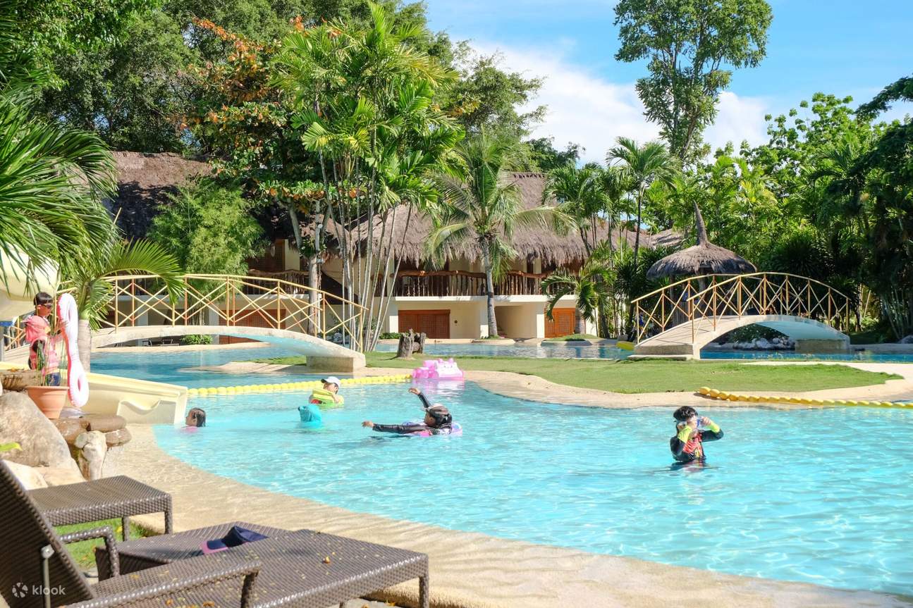 Leute haben Spaß beim Schwimmen im Pool von Bluewater Maribago