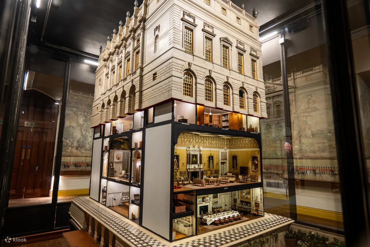 玛丽女王玩偶屋 (Queen Mary’s Dolls’ House) 的特色是细节精致，从微型家具到可正常使用的管道