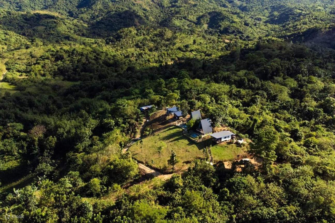 Vue aérienne des villas Apricity Mountain, entourées de verdure