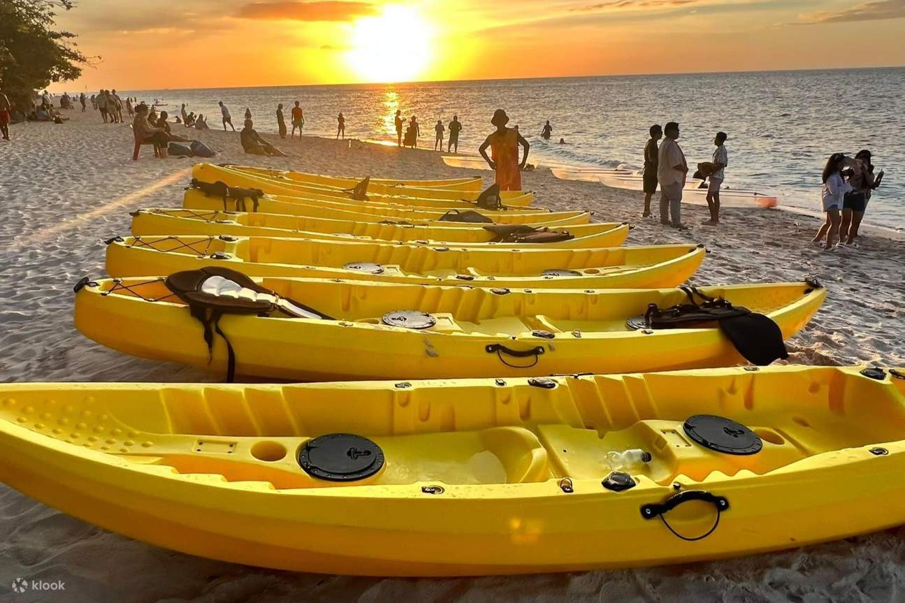 Diversi kayak gialli pronti per essere utilizzati per un'avventura