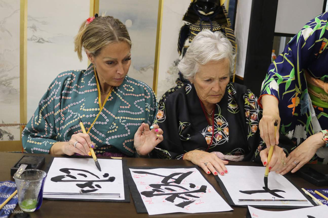 OsakaCastle Calligraphy Experience in Kimono/Interpretation