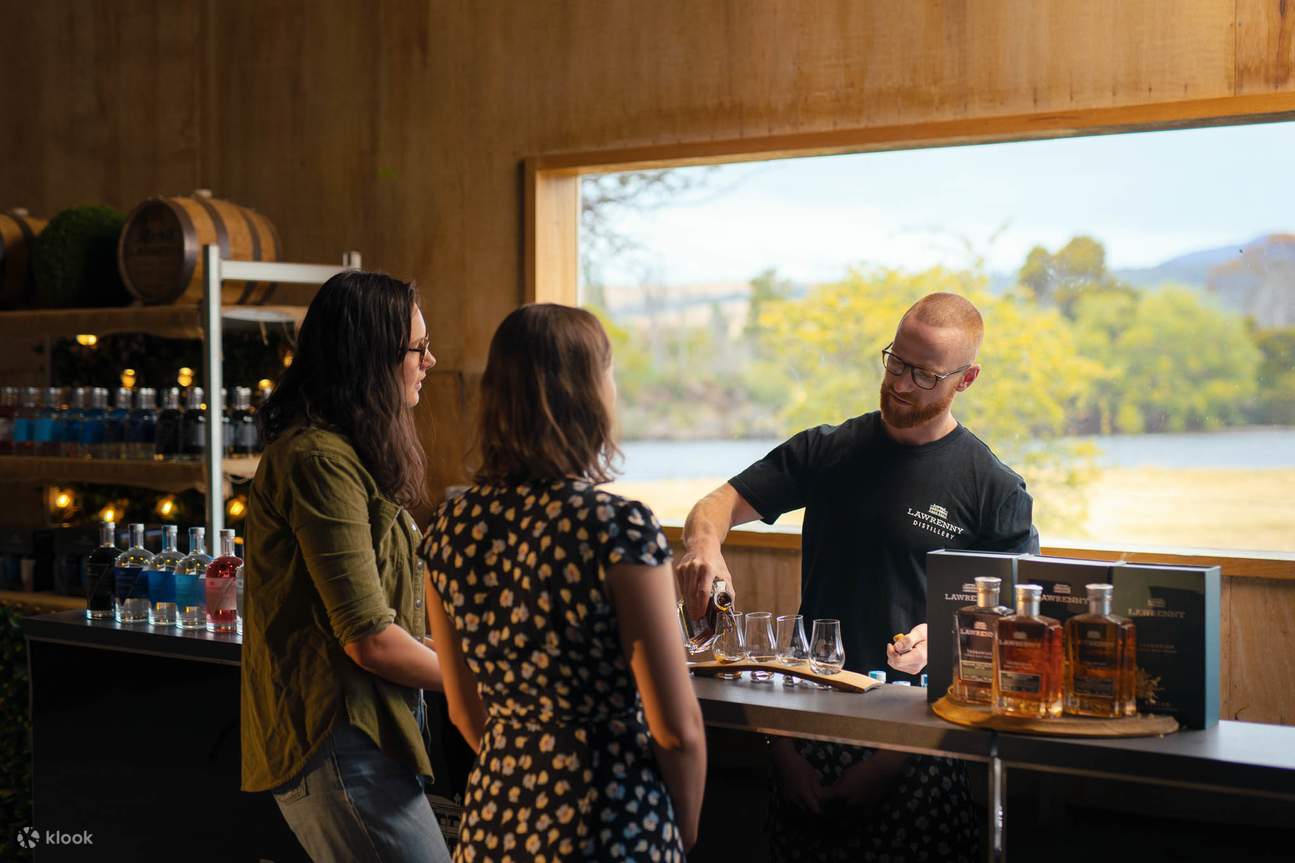 Degustación de whisky en la puerta de la bodega