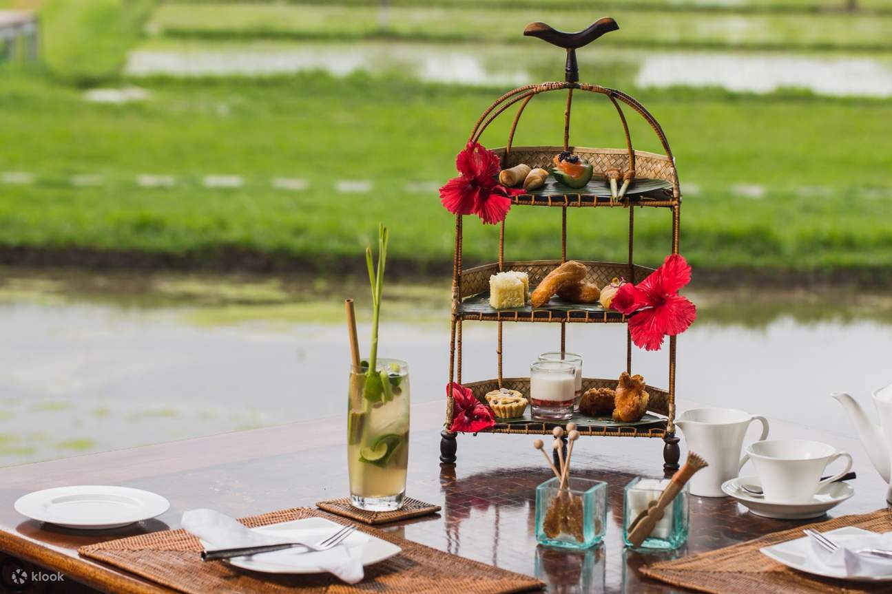 Makanan ringan dan minuman untuk *afternoon tea* 3 tingkat