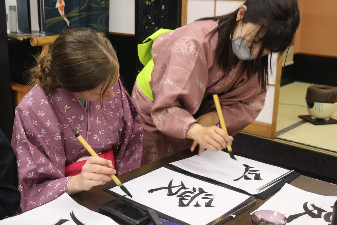 OsakaCastle Calligraphy Experience in Kimono/Interpretation