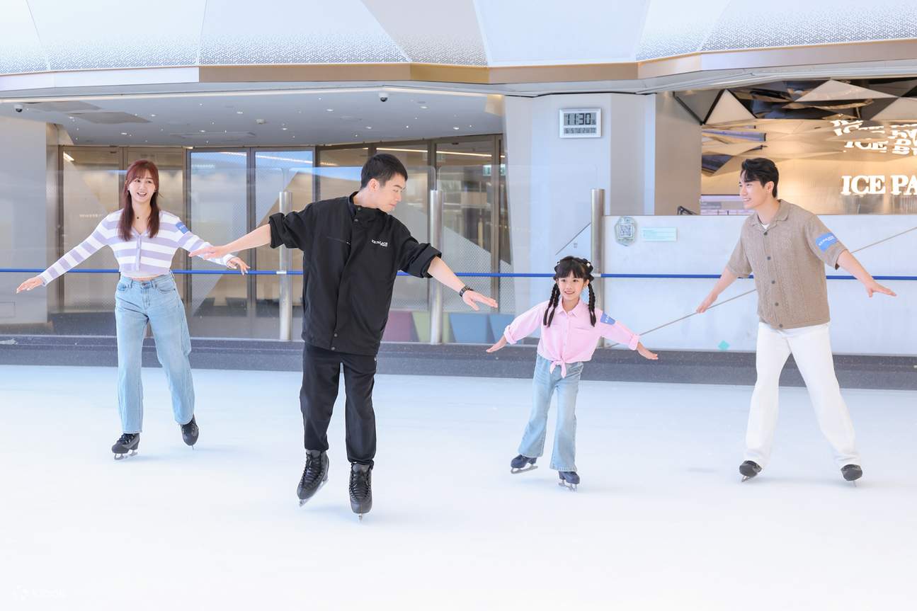 Sudah jatuh cinta dengan kecepatan dan sensasi bermain seluncur es? Istana Es memiliki lebih dari 20 pelatih terdaftar senior yang menyediakan berbagai tingkat kursus, membimbing Anda secara bertahap untuk meningkatkan keterampilan seluncur es Anda dan me