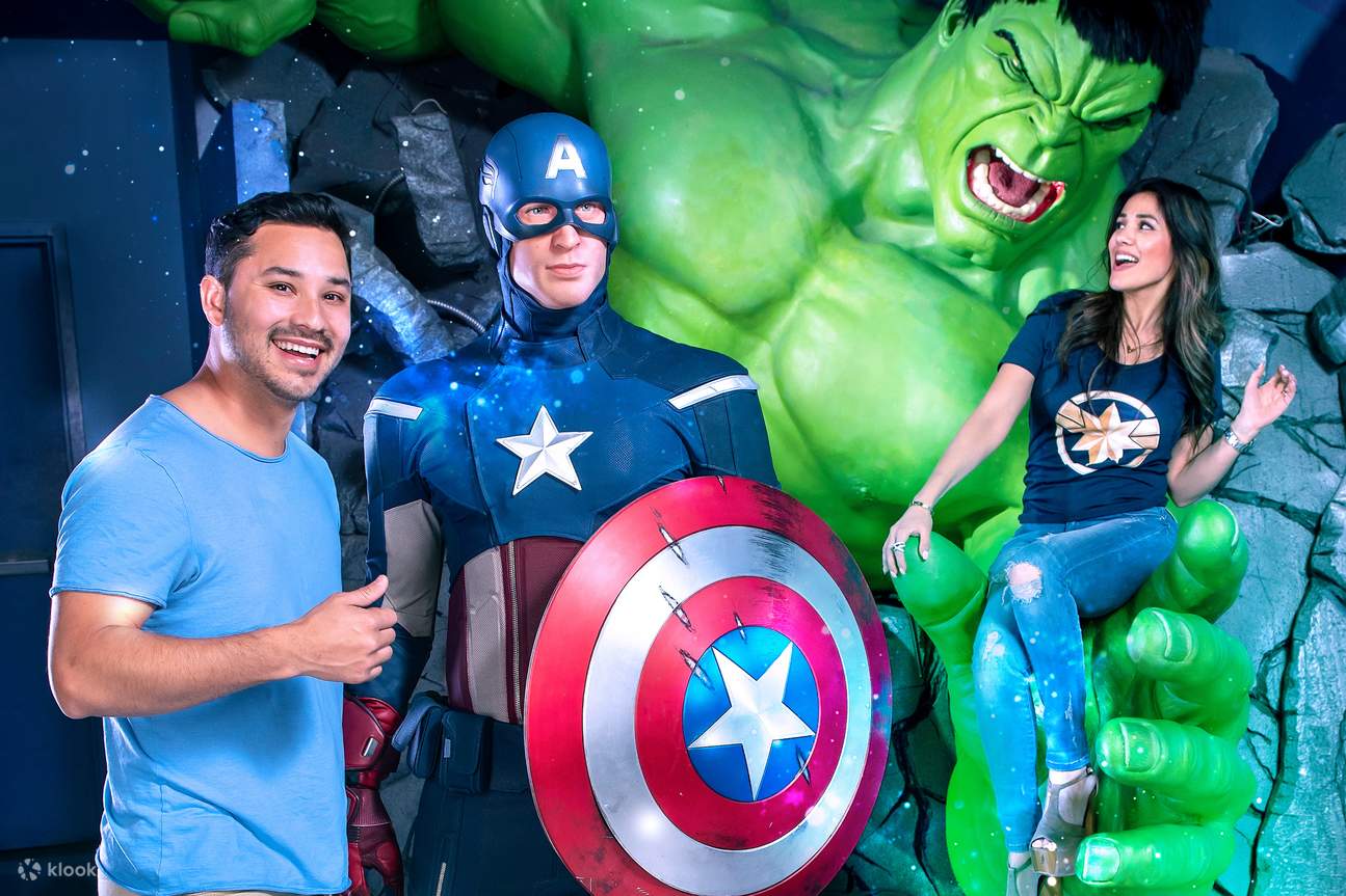 Du khách chụp ảnh cùng Captain America và The Hulk