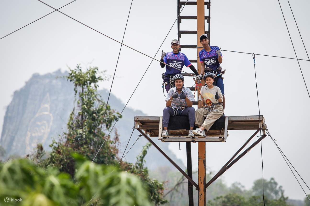 4 Personen befinden sich auf der Zipline-Plattform.