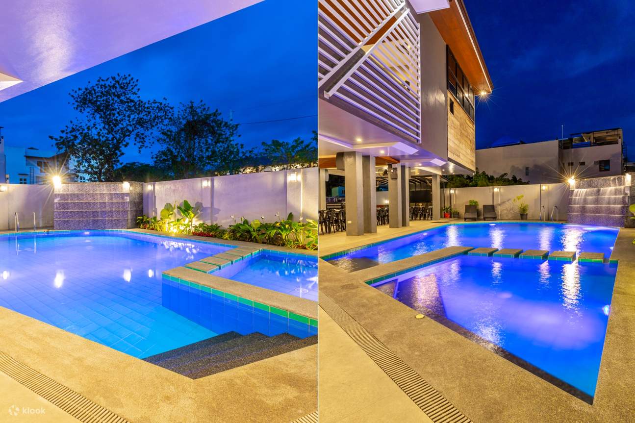 Piscina con azulejos azules iluminada con luces