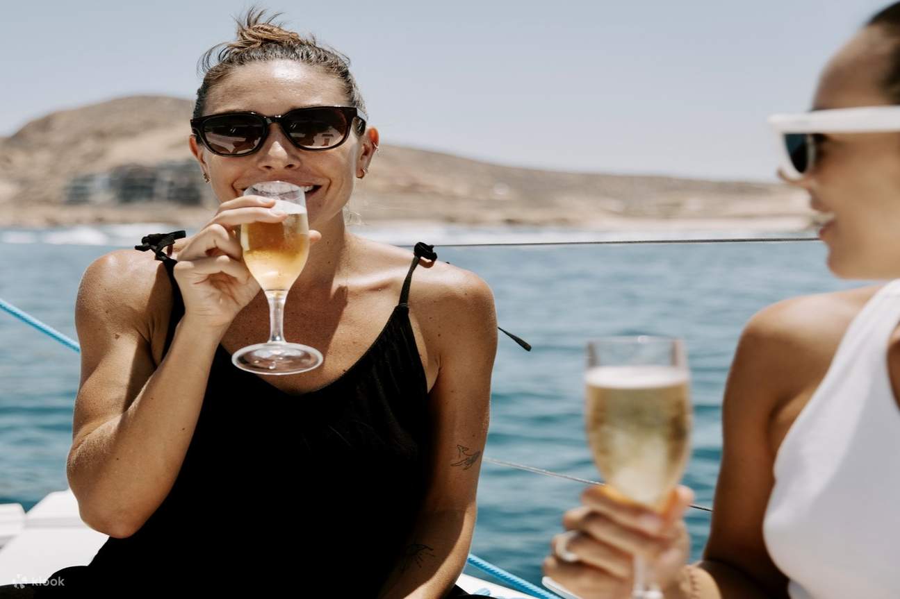 Отдохните с другом на палубе, наслаждаясь тихим вечером в Тихом океане во время путешествия.