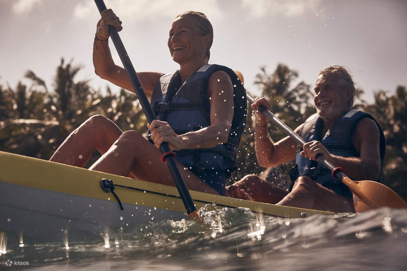 pareja en kayak en el mar