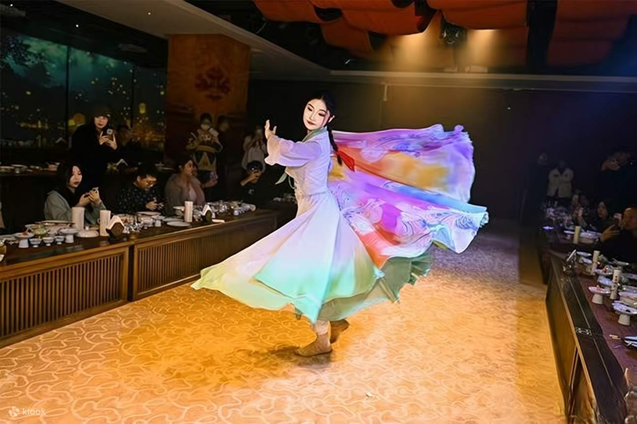 The dancers' water sleeves sometimes gently brush against their bodies, and sometimes draw beautiful arcs in the air. Their steps are as light as flowing water, coordinated with the fog and lights on the stage, as if Yang Guifei had just emerged from the 