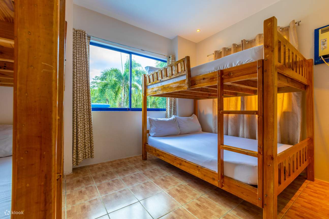 一張上下鋪床，兩張床彼此堆疊