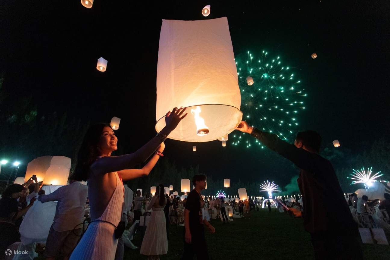 Mari menerbangkan lampion ke langit dengan indah, bersama dengan
kembang api dan cahaya yang megah serta mempesona.