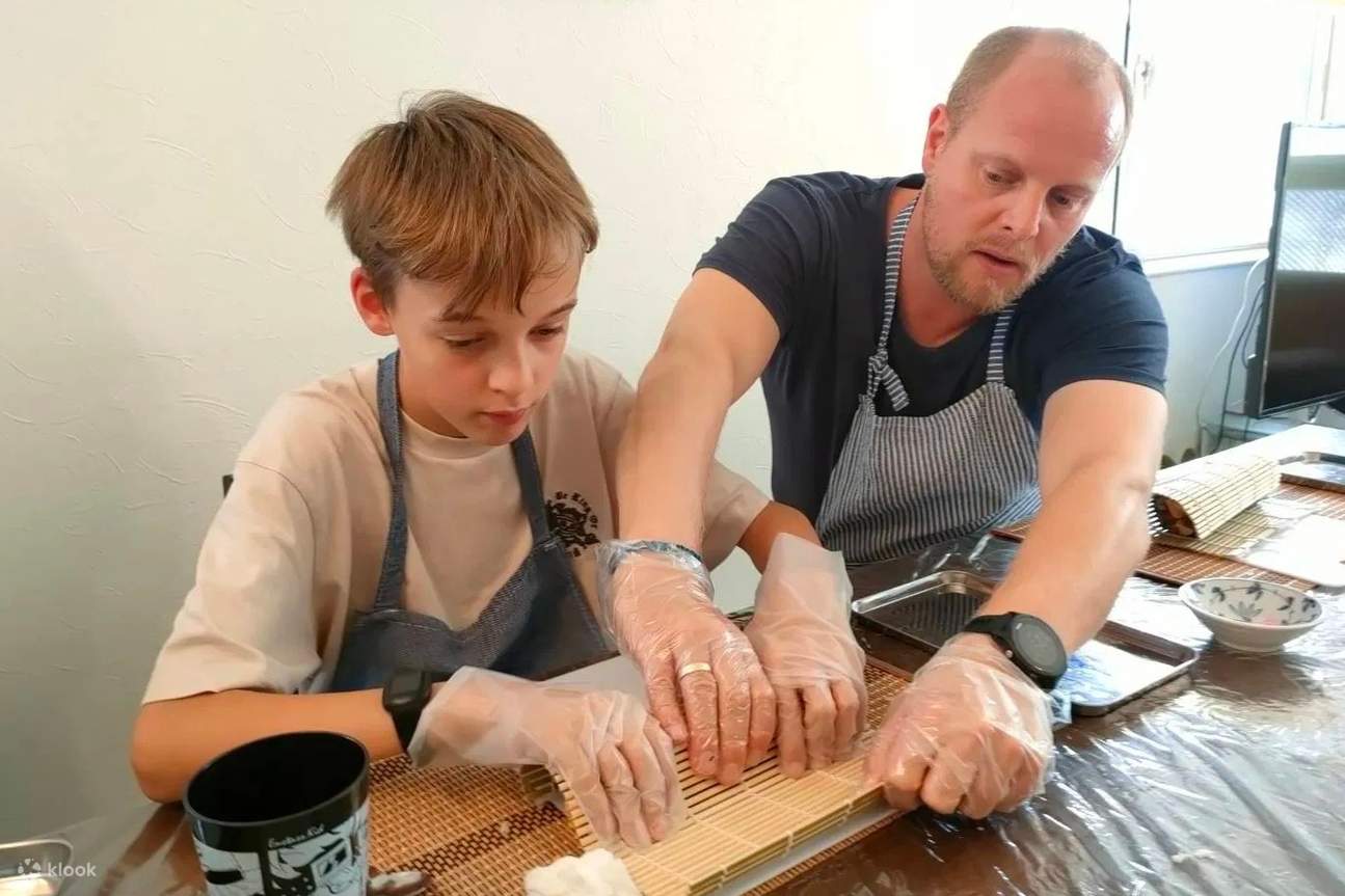 เรียนทำอาหารแบบโฮมเมด: ซูชิโรล ทามาโกะยากิ และทัวร์ตลาดในโตเกียว