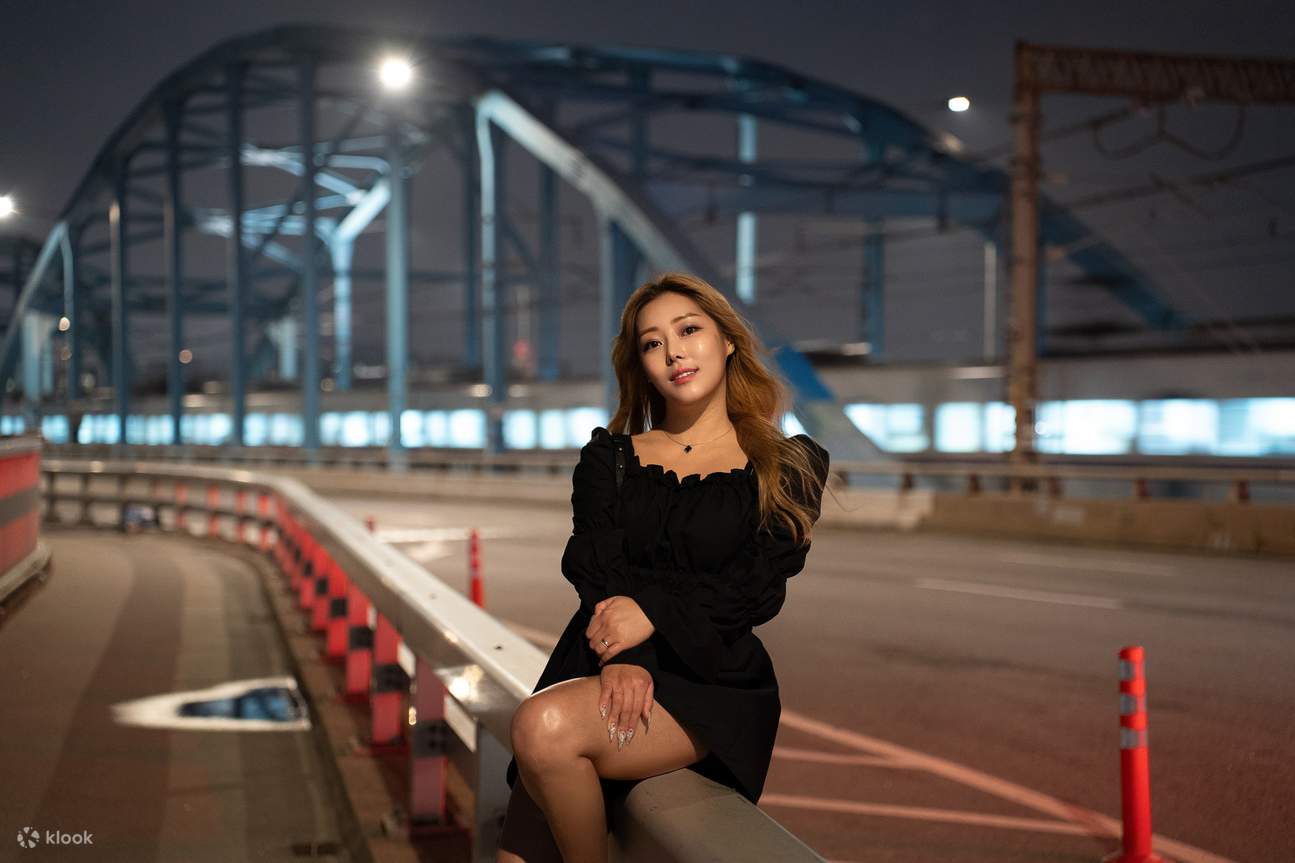 Chụp ảnh đêm Seoul hiện đại tại Dongdaemun Design Plaza - hoàn hảo cho khách du lịch một mình.