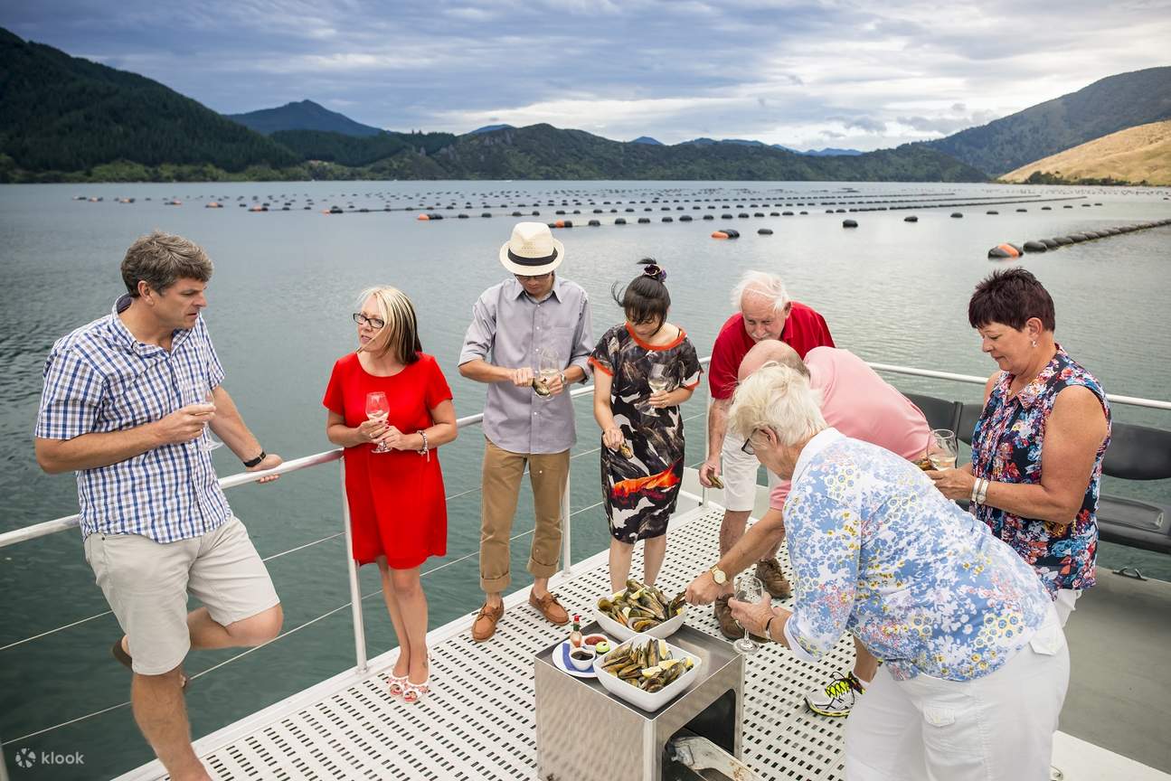 Fai nuove amicizie mentre ti godi il kaimoana (frutti di mare)