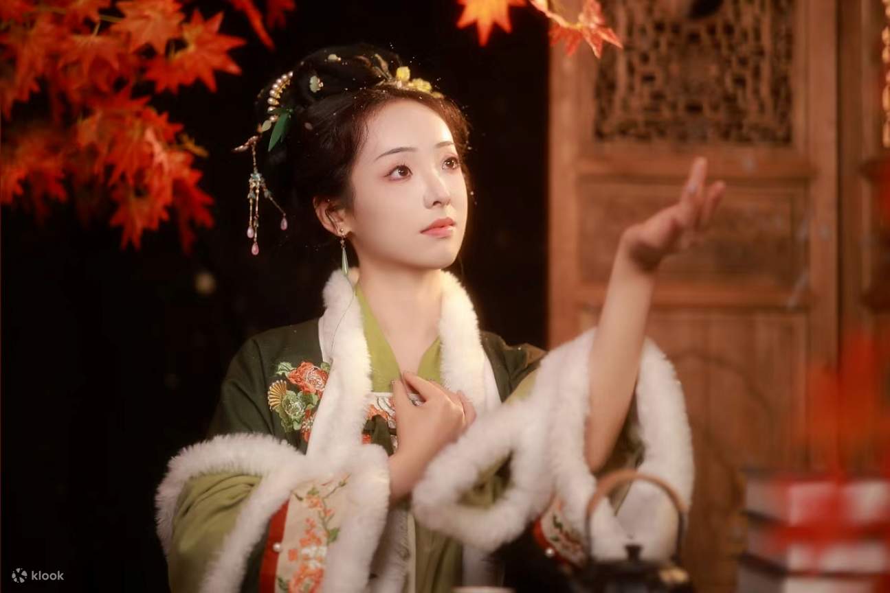 Le tissu est d'une qualité supérieure, avec un drapé évident au toucher, confortable à porter et mettant en valeur le luxe. De nombreuses broderies des costumes Han sont faites à la main, avec des points de suture fins et des motifs réalistes. Chaque déta