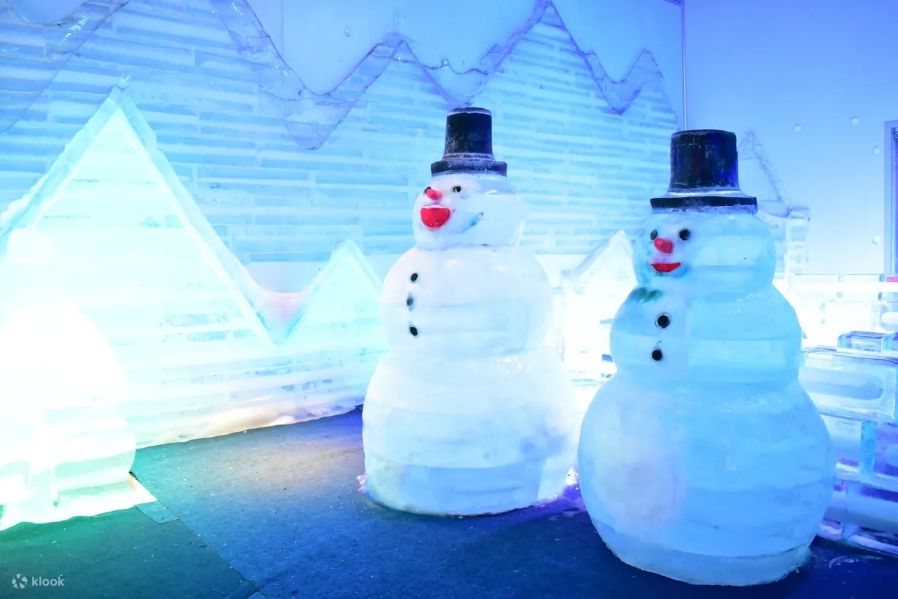 2个雪人雕塑