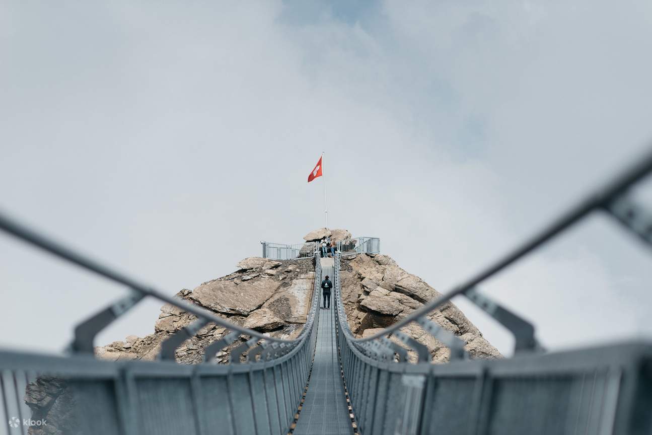 glacier 3000 peak walk connecting mountains