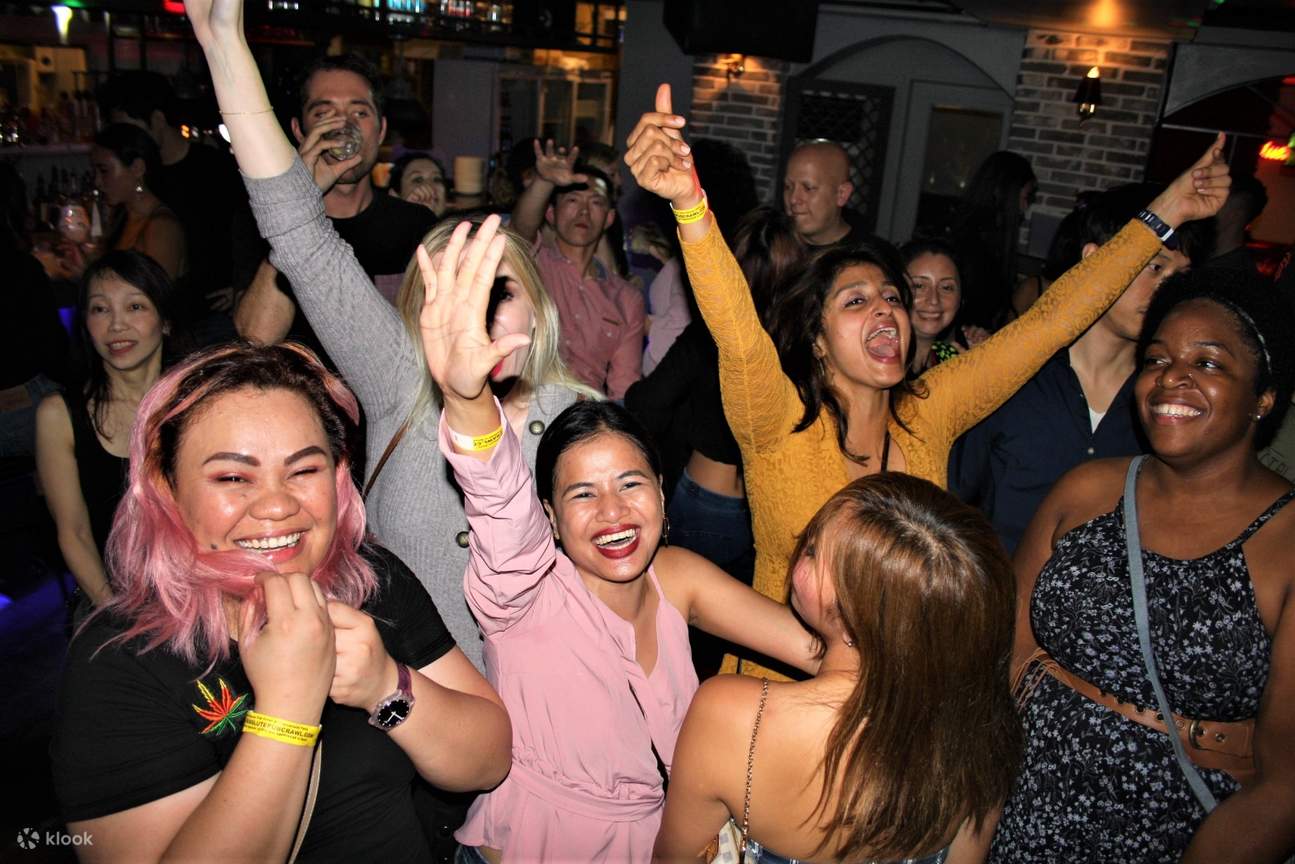 釜山（プサン）のパブクロールで盛り上がる女性たち