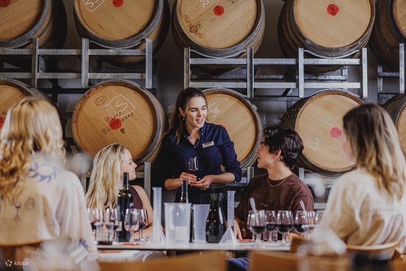 Изучите техники смешивания от экспертов на мастер-классе винодельни Sirromet Winery.