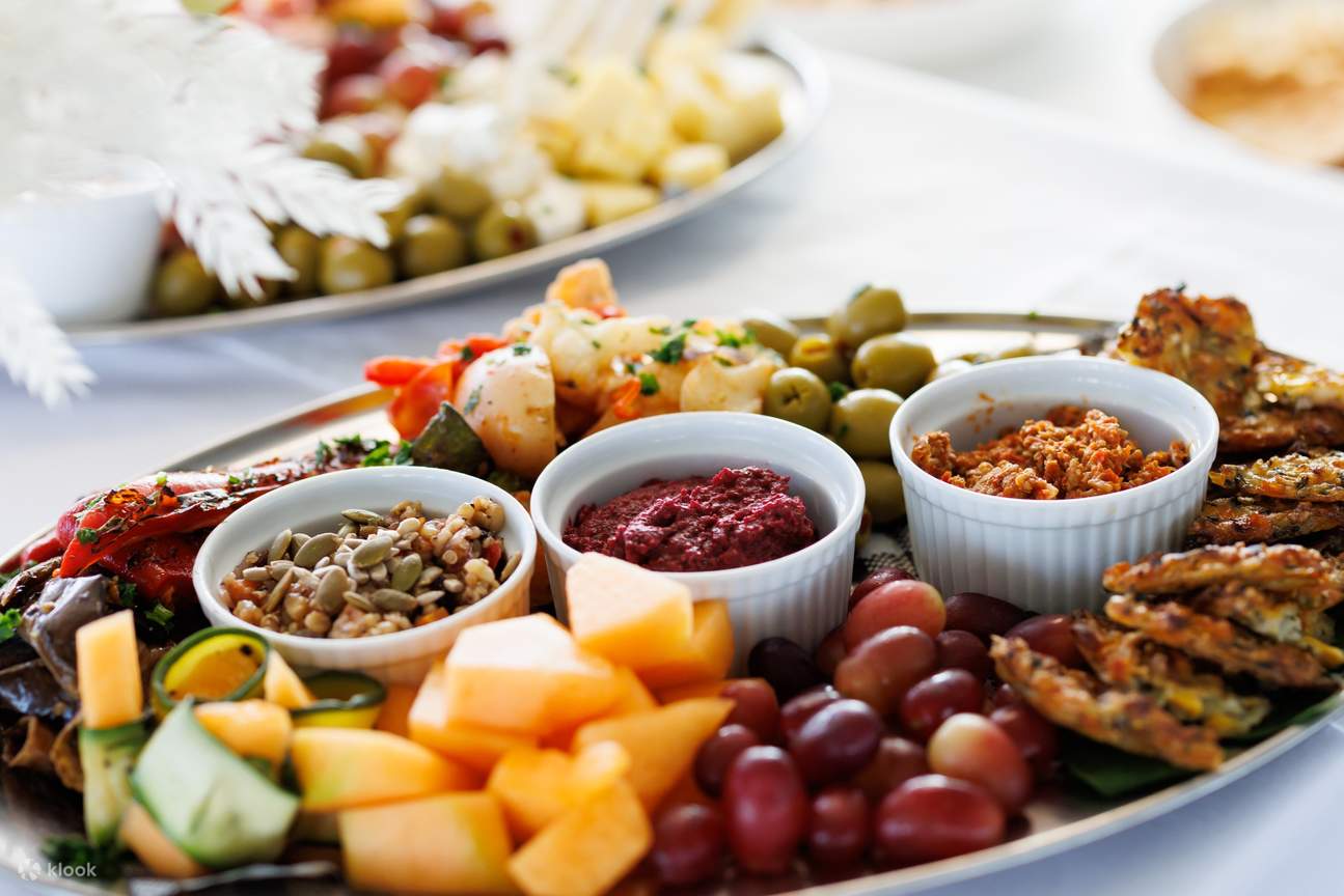 Savourez un délicieux dîner buffet proposant des fruits de mer frais locaux, des viandes, des salades et des desserts.