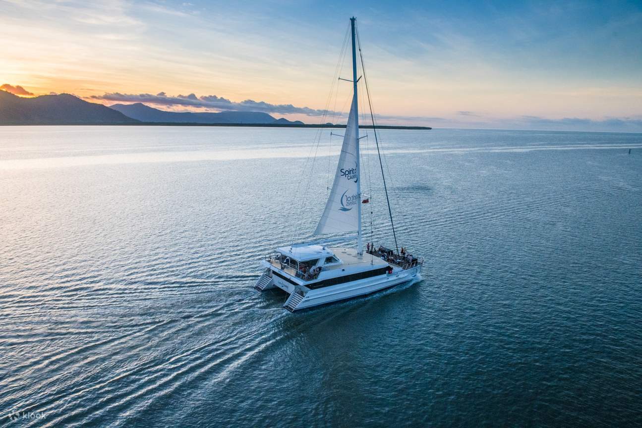 Полюбуйтесь элегантным судном Spirit of Cairns, скользящим по воде