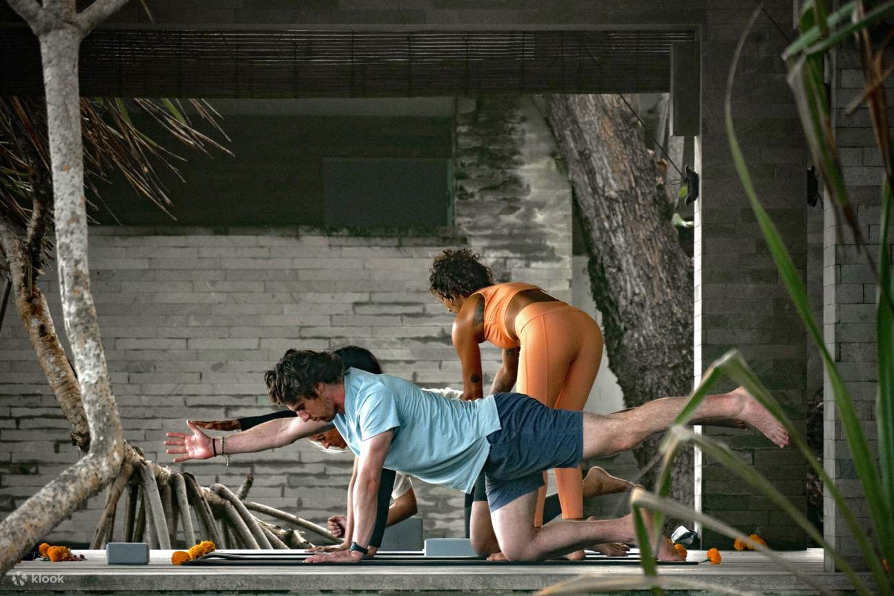 Yoga en el retiro frente a la playa