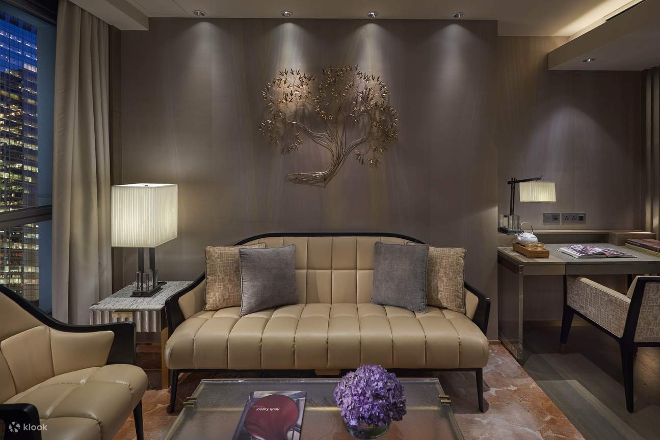 1 night Stay at Luxurious Staycation at The Landmark Mandarin Oriental,  Hong Kong with Guaranteed Room Upgrade, HKD1,000 or HKD1,500 Spending  Credits, Limousine Transfer, Late Check-out and More Treats - Klook Hong