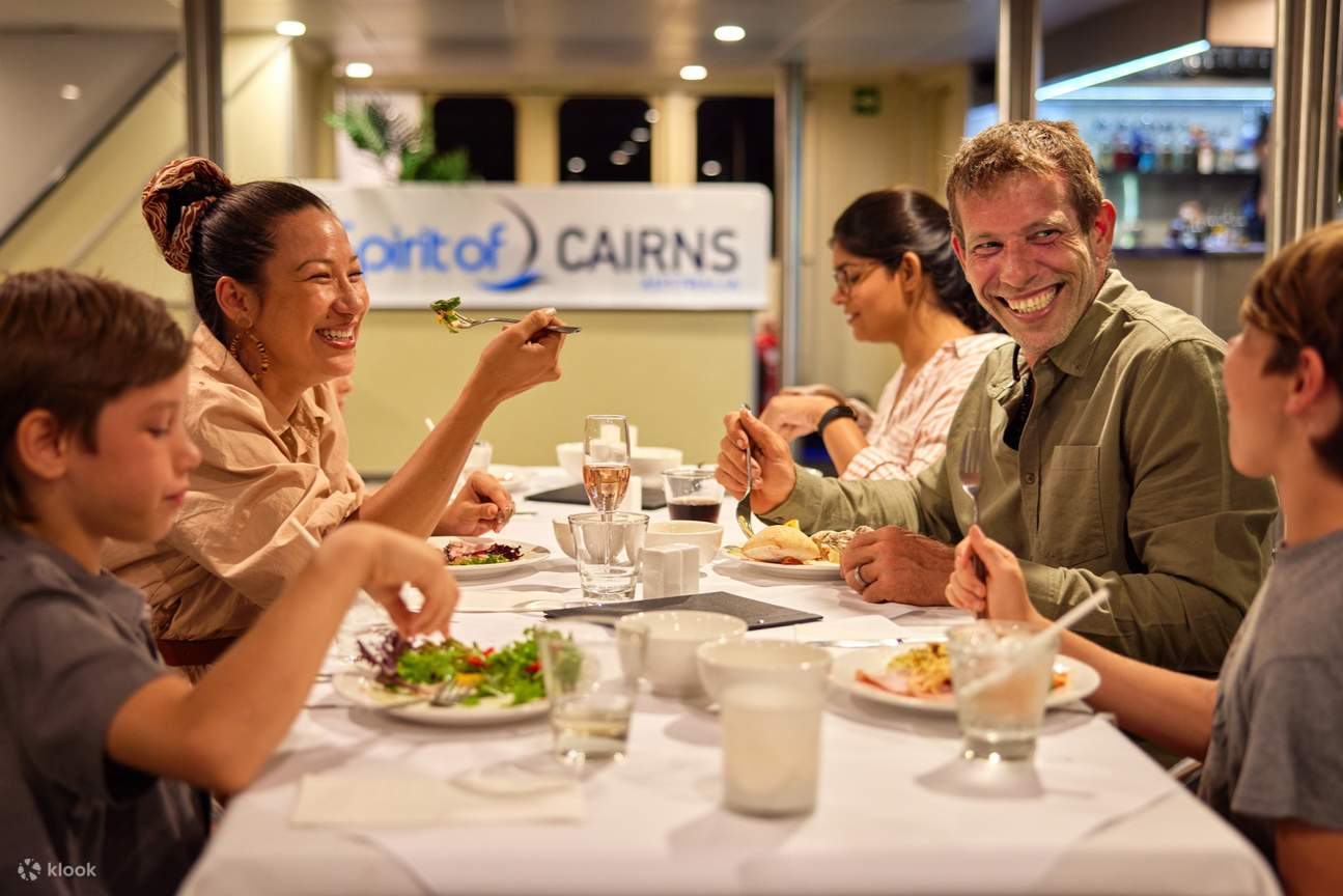 Насладитесь восхитительным семейным обедом во время круиза на Spirit of Cairns