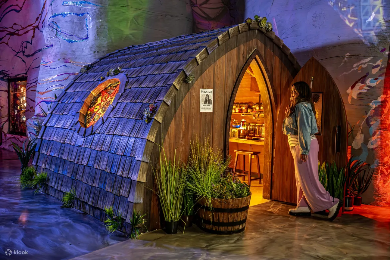 走进 Meow Wolf 的 Omega Mart，充满活力的过道里摆满了各种奇思妙想的产品和超现实的惊喜
