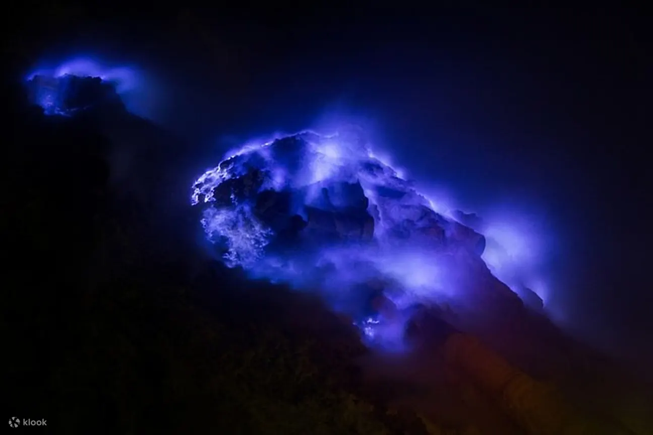 伊真火山口的蓝色火焰