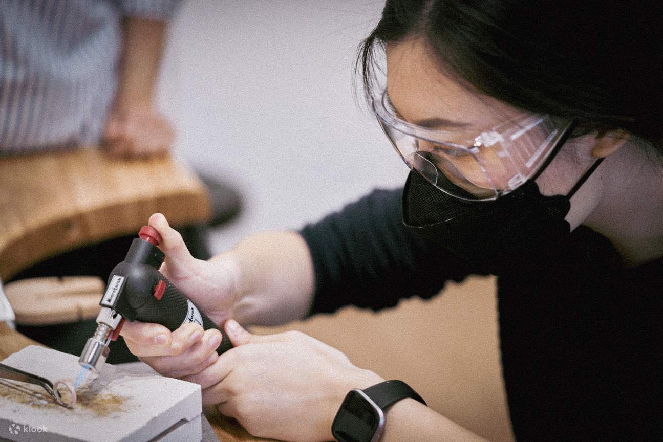 Soldando un anillo de plata con un soplete de butano.
