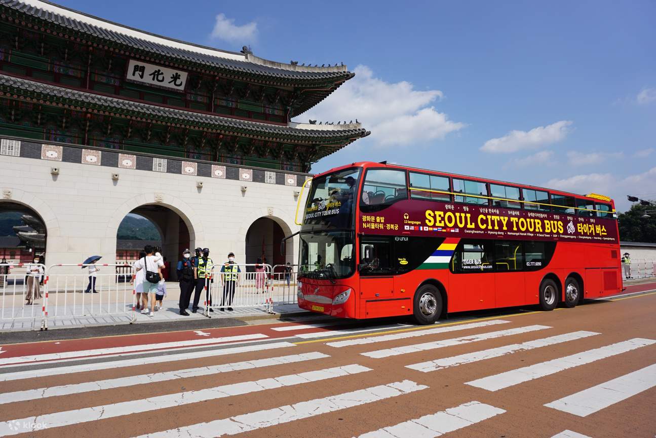 seoul city tour bus (red bus)