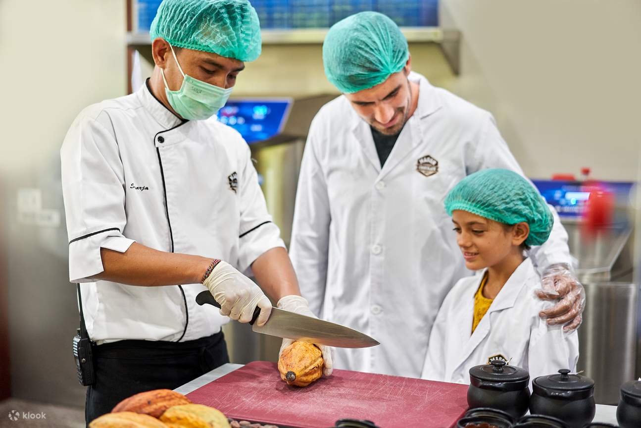 Nếm thử quả sô cô la để biết chất lượng của nó