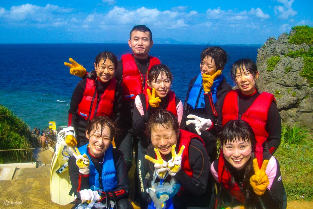 沖縄本島でのグループ写真