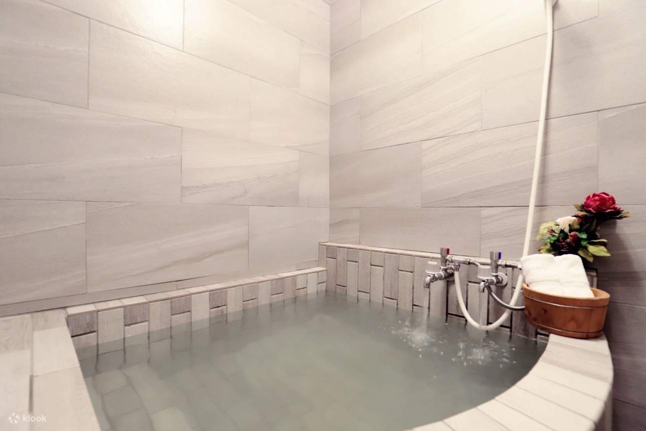 세련된 일본식 바스 스위트: 젊은 예산 중시 커플이 함께 아늑한 작은 세상을 만들기에 완벽합니다.