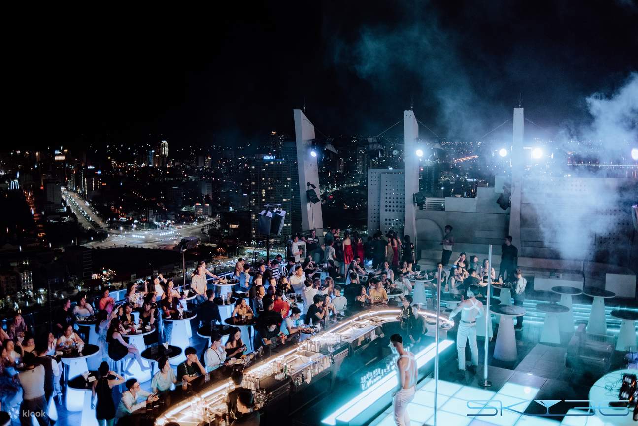 Pengalaman Kehidupan Malam di Sky36 Rooftop Nightclub 